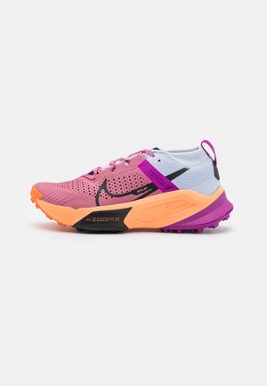 W ZOOMX ZEGAMA TRAIL - Běžecké boty do terénu - desert berry/black/vivid purple/total orange/peach cream