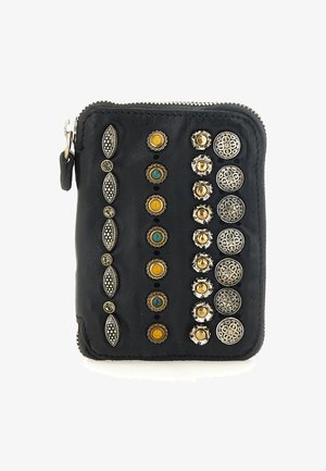 Portafoglio in pelle nera con borchie decorative di colore argento e multicolore. Presenta cerniere, varie forme circolari e ovali, e dettagli intricati.