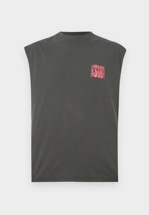 Grå ermeløs T-skjorte laget av bomull. Har en liten rosa KSUBI-logo på venstre brystområde. Enkelt design med rette snitt.