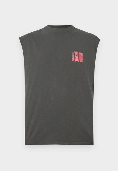 Γκρι αμάνικη μπλούζα από βαμβάκι. Διαθέτει μικρό ροζ λογότυπο KSUBI στο αριστερό μέρος του στήθους. Απλός, κανονικής γραμμής σχεδιασμός.