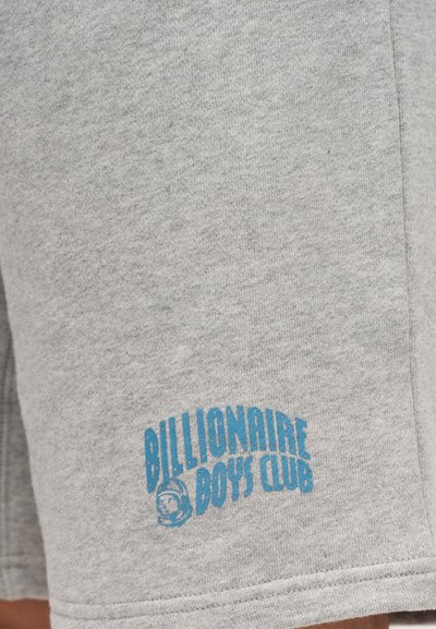 Γκρι βαμβακερά σορτς με μπλε λογότυπο "Billionaire Boys Club" στο κάτω μέρος του ποδιού, με απαλό ύφασμα και απλό αθλητικό σχέδιο.