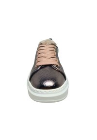 Metaalroze sneaker met crèmekleurige accentzool, gestructureerde bovenkant en lichtroze veters, met een luxe tongdetail.