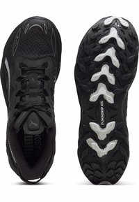 Zwarte sportieve schoenen met een gestructureerde synthetische bovenkant, vetersluiting en rubberen buitenzool met witte accenten en een multidirectioneel grippatroon.