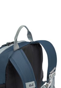 Sac à dos bleu et noir avec des sangles et quincaillerie grises. Il dispose d'une poignée supérieure, de sangles d'épaule réglables et d'un tissu texturé et durable.