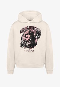 Sudadera de color crema con un estampado gráfico de león, contornos gruesos, acentos en rosa y el texto "PEQUIS MYK", en un diseño informal.