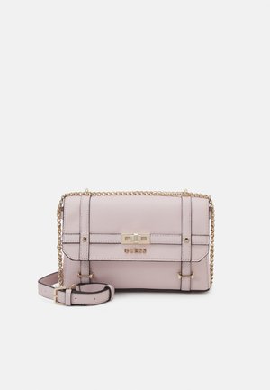 Borsa a tracolla in pelle sintetica rosa chiaro con catena in tono oro, forma rettangolare, pattina frontale e dettaglio logo impressa. Accentuata da accessori metallici.
