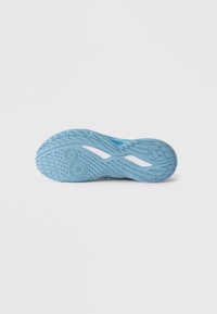 Ανοιχτό μπλε σόλα αθλητικού παπουτσιού με υφές και σχέδια πρόσφυσης, με λευκές λεπτομέρειες σε απλό λευκό φόντο.