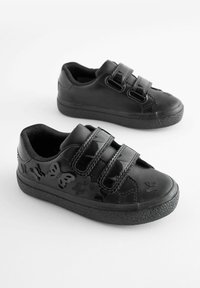 Czarne sneakersy z teksturowaną gumową podeszwą, z dwoma rzepami i wytłoczonymi wzorami motyla po bokach. Gładkie wykończenie przypominające skórę.