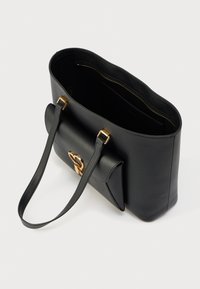 Μαύρη δερμάτινη τσάντα tote με χρυσές μεταλλικές λεπτομέρειες, ανοιχτή κορυφή, διπλές λαβές και επιπλέον μπροστινή τσέπη. Το εσωτερικό διαθέτει τσέπη με φερμουάρ.