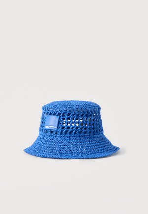 Modrý háčkovaný klobouk typu bucket s otevřeným vzorem pletení a malou obdélníkovou značkou na straně.