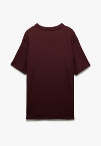 Bordowy t-shirt z krótkim rękawem, teksturowana tkanina, okrągły dekolt, luźny krój, brak widocznych wzorów ani elementów metalowych, jednolity kolor.
