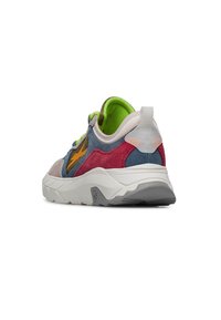 Sneaker multicolore realizzato in materiali suede e mesh. I colori predominanti includono blu, rosa e verde con un design testurizzato e suola in gomma.