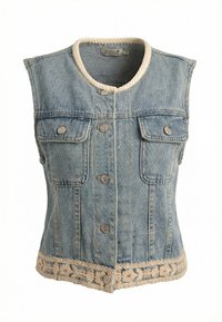 Chaleco sin mangas de mezclilla azul claro con botones metálicos en la parte delantera, dos bolsillos con solapa en el pecho, ribete de crochet color crema en el cuello y el dobladillo con un patrón floral.
