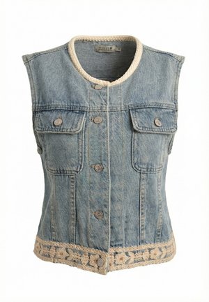 Chaleco sin mangas de mezclilla azul claro con botones metálicos en la parte delantera, dos bolsillos con solapa en el pecho, ribete de crochet color crema en el cuello y el dobladillo con un patrón floral.