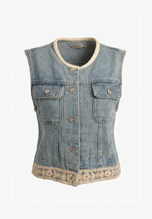 Veste sans manches en denim bleu clair avec boutons métalliques à l'avant, deux poches à rabat sur la poitrine, bordure en crochet crème sur le col et l'ourlet avec motif floral.
