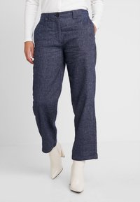 Donkerblauwe linnenmix broek met een ontspannen, rechte snit, voorzien van voorzakken en een tailleband met riemlussen.