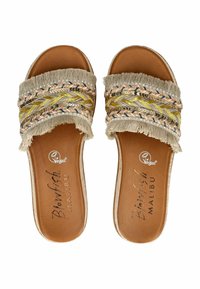 Chanclas veganas con base de imitación de cuero marrón, presentando una correa trenzada multicolor y detalles de flecos en la parte superior.