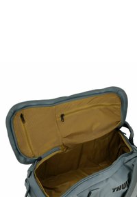 Borsa a tracolla grigia con una grande apertura a zip, con un interno dorato, due tasche in rete e accenti grigi scuri lungo i bordi.