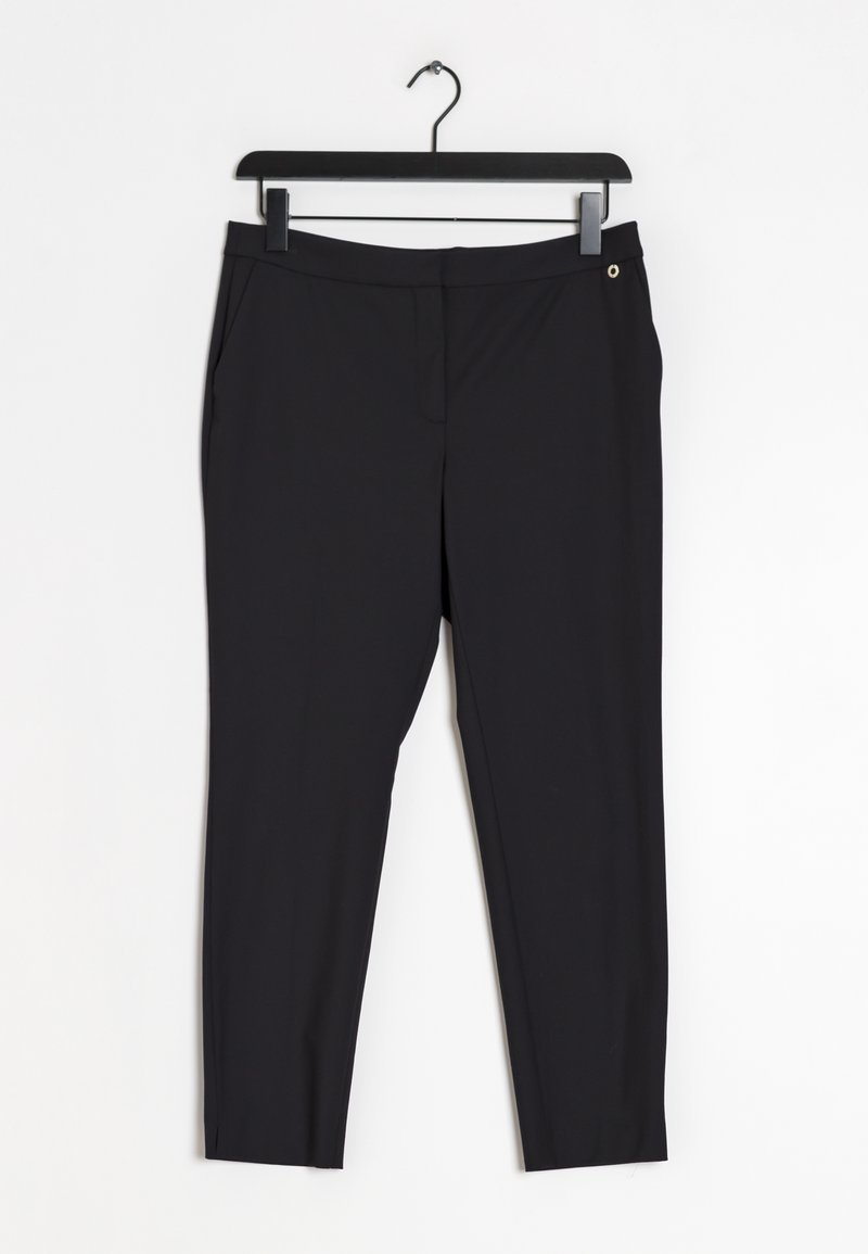 Pantalon noir sur mesure en tissu lisse, doté d'une ceinture plate, de poches avant et d'une coupe slim avec un ourlet net.