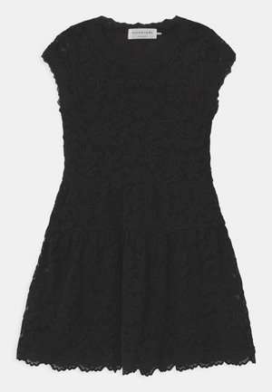 Schwarzes kurzärmeliges Kleid mit floraler Spitzenüberlagerung, tailliertem Schnitt und gewelltem Saum, etikettiert mit "rosemunde Copenhagen".