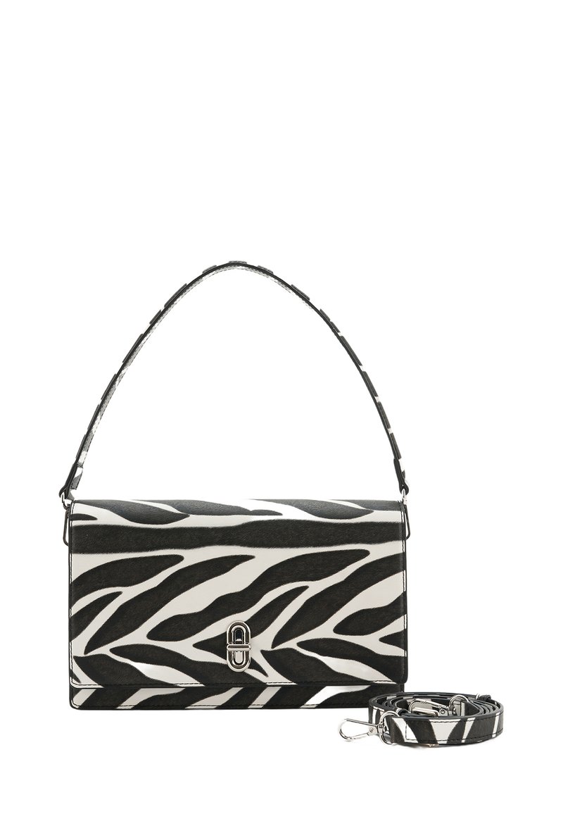 Zebra-muster Clutch in schwarzem und weißem synthetischem Material. Verfügt über eine strukturierte Form, einen oberen Griff und einen abnehmbaren Schulterriemen.