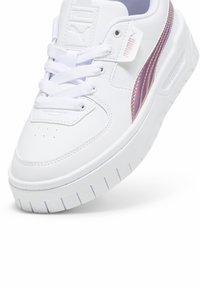 Fehér sneaker sima bőr felsőrésszel, rózsaszín fém csíkkal, kerek orral, párnázott bokrészsel és vastag fehér gumitalppal.