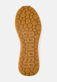 Suela de zapato de goma en marrón claro, con patrones circulares y el texto en relieve "CAMPER." Talla etiquetada como 42. Texturizada para mayor tracción.