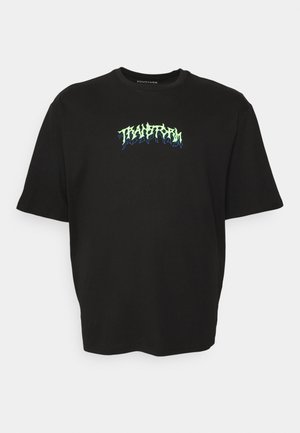 Zwart T-shirt met korte mouwen en neongroene en blauwe vlamstijl tekst "TRANSFORM" gecentreerd op de borst.