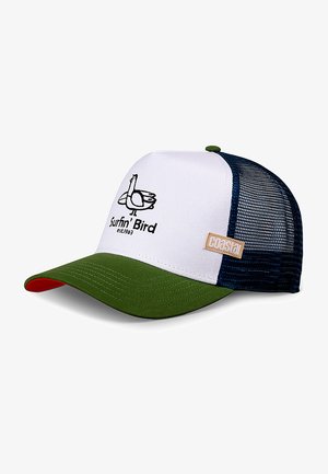 Trucker pet met een witte voorkant, groene klep en een netten marineblauwe achterkant. Bevat een zwart geborduurd eend-logo en de tekst "Surfin' Bird est. 1963".