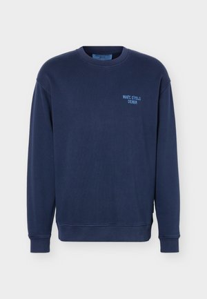 Tengerészkék kerek nyakú pulóver hosszú ujjakkal, kis világoskék "Marc O'Polo Denim" felirattal a bal mellrészen.