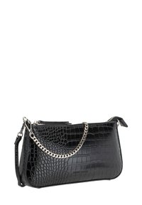 Clutch in pelle nera con motivo coccodrillo, dotata di catena in argento e chiusura a cerniera.