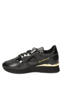 Schwarzer Sneaker mit glänzendem Finish, strukturierten Akzenten, goldenen Details und mehrlagigem Sohlen-Design. Verfügt über flache Schnürsenkel und einen gepolsterten Kragen.