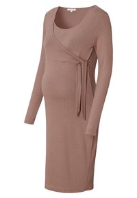 Robe de maternité en tissu doux et côtelé de couleur marron, avec des manches longues, un décolleté en V et un design enveloppant agrémenté d'un lien à la taille.