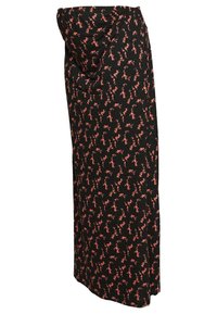 Blommig maxikjol i svart tyg med små rosa blommor, med en sidficka och en avslappnad passform. Mjukt material och bekväm design.