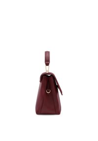 Sac à main en cuir bordeaux au design structuré, avec une poignée courte et un accent en métal doré. Surface texturée, fermeture à rabat.