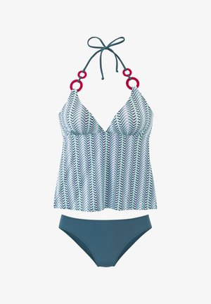 Bikini-Set mit einem gemusterten Oberteil mit mehrfarbigem Chevron-Design und roten runden Akzenten; einfarbiger dunkelblauer Unterteil.