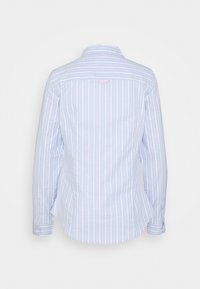 Gestreifte Rückansicht eines langärmligen Hemdes in Hellblau, Pink und Weiß. Verfügt über einen Kragen, Knopfmanschetten und ein kleines Logo in der Nähe des Halsausschnitts.