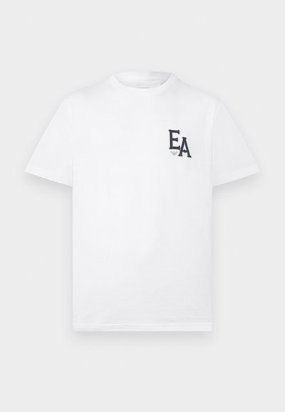 Λευκό κοντομάνικο μπλουζάκι με στρογγυλή λαιμόκοψη, με «EA» και μικρό λογότυπο τυπωμένα στο πάνω αριστερό μέρος του στήθους.