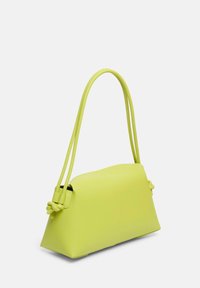Limonkowa torebka z gładkiej skóry o trójkątnym kształcie, z węzłowym akcentem na podwójnym pasku i czystymi szwami.