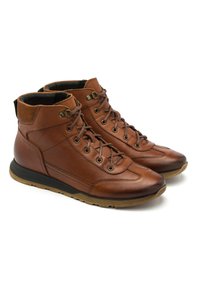 Brązowe skórzane buty za kostkę o teksturowanym wykończeniu, z wiązaniem, akcentami z zamszu i gumową podeszwą zapewniającą przyczepność.
