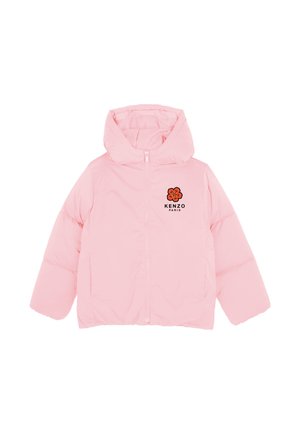 Doudoune à capuche rose clair avec fermeture éclair à l'avant, logo noir "Kenzo Paris" et fleur orange sur la poitrine gauche.