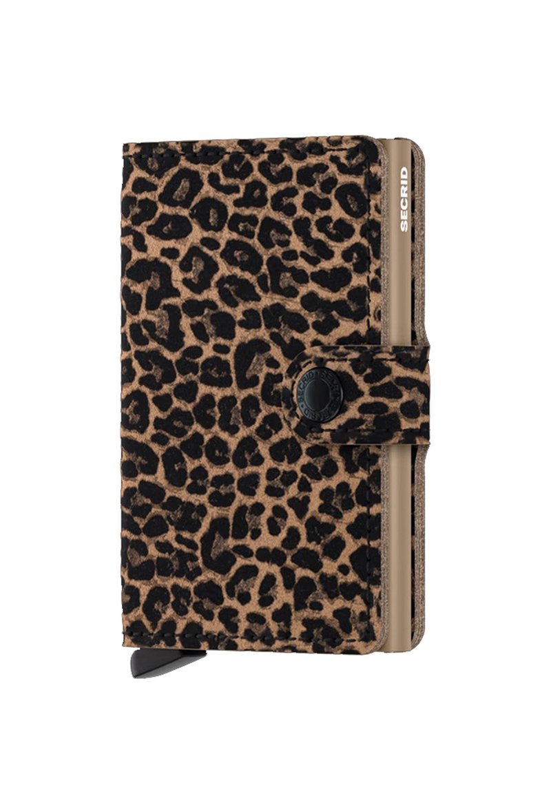 Portafoglio con stampa leopardata, dalla texture morbida, dotato di chiusura a bottone e design slim. Include un portacarte in tono dorato integrato all'interno.