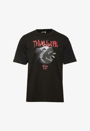 Fekete pamut póló rövid ujjakkal. Jellemzője egy medve arcát ábrázoló grafika és a "Thug Life" felirat piros színben. Kerek kivágás, laza szabás.