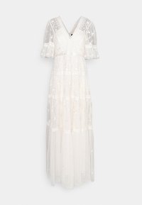 Robe maxi blanche en tissu transparent brodé, avec un décolleté en V, des manches courtes évasées et une jupe à volants. Arbore des motifs floraux et des pois.