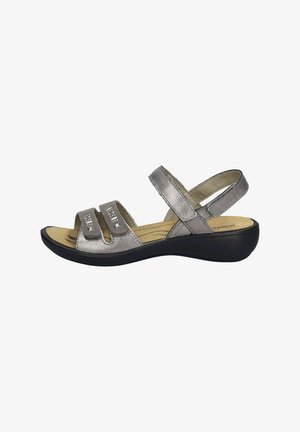 Sandali metallici argento con due ampie cinghie frontali, cinghia posteriore regolabile, soletta imbottita e suola in gomma nera.