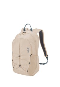 Beige Jack Wolfskin-rugzak met grijze gewatteerde schouderbanden, een elastisch bungee-koord aan de voorkant, zijzakken en een handvat bovenop.