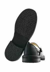 Zwarte leren schoen met een ronde neus, verstelbare band en gestructureerde rubberen zool. Maat 37 staat binnenin de schoen gemarkeerd.