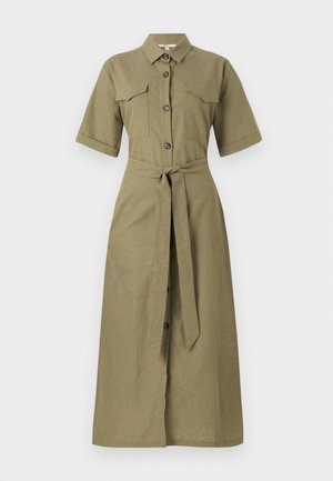 Olijfgroene linnen jurk met korte mouwen, knopen aan de voorkant, twee borstzakken en een strikriem voor aanpassing. Gladde textuur.