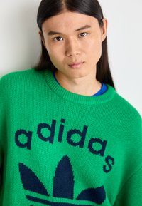 adidas Originals CREW NECK - Camisola - green/night indigo