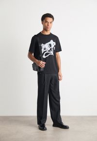 HUGO DABLUMO - Print T-shirt - black